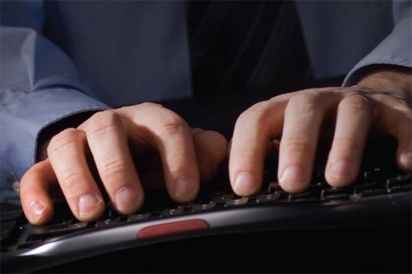 Res_4003221_hands_typing